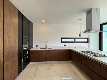 EL ANCLA, Casa en VENTA en ESQUINA, con alberca, sala de TV y roof garden con vista al mar