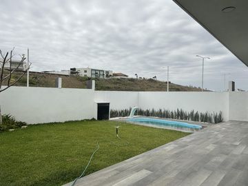 EL ANCLA, Casa en VENTA en ESQUINA, con alberca, sala de TV y roof garden con vista al mar