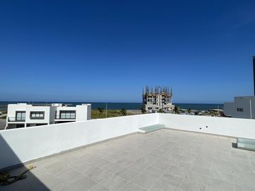 EL ANCLA, Casa en VENTA en ESQUINA, con alberca, sala de TV y roof garden con vista al mar