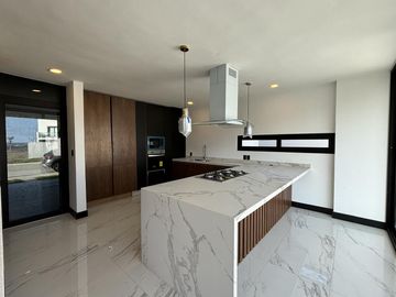 EL ANCLA, Casa en VENTA en ESQUINA, con alberca, sala de TV y roof garden con vista al mar