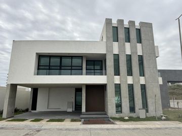 EL ANCLA, Casa en VENTA en ESQUINA, con alberca, sala de TV y roof garden con vista al mar