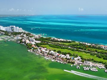 Se vende departamento de 3 recamaras frente la laguna en Zona Hotelera, Cancun