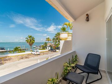 Se vende departamento de 3 recamaras frente la laguna en Zona Hotelera, Cancun