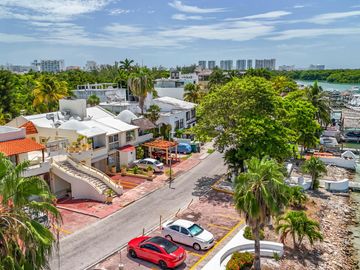 Se vende departamento de 3 recamaras frente la laguna en Zona Hotelera, Cancun