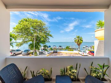 Se vende departamento de 3 recamaras frente la laguna en Zona Hotelera, Cancun