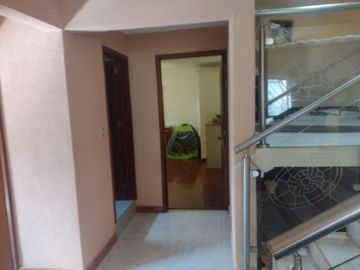 CASA EN DESNIVELES DE 3 PISOS, HACIENDA OJO DE AGUA SUP. 525 MTS
