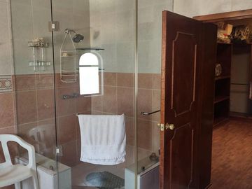 CASA EN DESNIVELES DE 3 PISOS, HACIENDA OJO DE AGUA SUP. 525 MTS