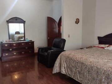 CASA EN DESNIVELES DE 3 PISOS, HACIENDA OJO DE AGUA SUP. 525 MTS