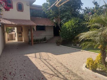 CASA EN DESNIVELES DE 3 PISOS, HACIENDA OJO DE AGUA SUP. 525 MTS