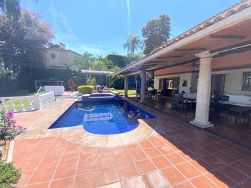 Casa en Venta y Renta  dentro de Calle cerrada con Seguridad, en  Palmira Tinguindin, Cuernavaca Mor