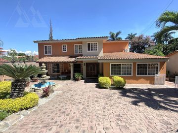 Casa en Venta y Renta  dentro de Calle cerrada con Seguridad, en  Palmira Tinguindin, Cuernavaca Mor