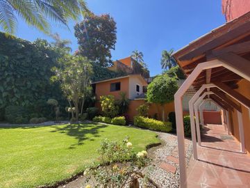 Casa en Venta y Renta  dentro de Calle cerrada con Seguridad, en  Palmira Tinguindin, Cuernavaca Mor