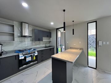 Moderna Casa En Venta En Lomas De Angelópolis III