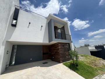 Moderna Casa En Venta En Lomas De Angelópolis III