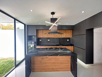 Casa en  venta de 4 recamaras en Angelopolis Parque Colima, Puebla.