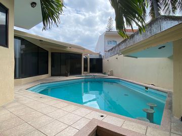 COSTA DE ORO, Casa en VENTA de una planta con desniveles, con doble frente, cerca de la playa