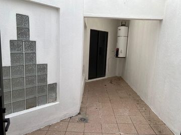 COSTA DE ORO, Casa en VENTA de una planta con desniveles, con doble frente, cerca de la playa