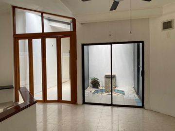 COSTA DE ORO, Casa en VENTA de una planta con desniveles, con doble frente, cerca de la playa