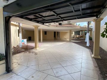 COSTA DE ORO, Casa en VENTA de una planta con desniveles, con doble frente, cerca de la playa