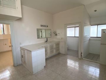 COSTA DE ORO, Casa en VENTA de una planta con desniveles, con doble frente, cerca de la playa