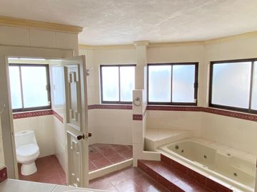 COSTA DE ORO, Casa en VENTA de una planta con desniveles, con doble frente, cerca de la playa