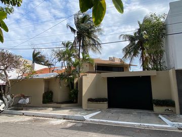 COSTA DE ORO, Casa en VENTA de una planta con desniveles, con doble frente, cerca de la playa