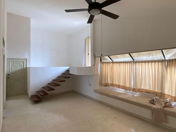 COSTA DE ORO, Casa en VENTA de una planta con desniveles, con doble frente, cerca de la playa