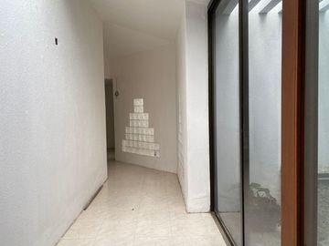 COSTA DE ORO, Casa en VENTA de una planta con desniveles, con doble frente, cerca de la playa