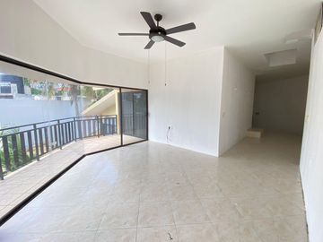 COSTA DE ORO, Casa en VENTA de una planta con desniveles, con doble frente, cerca de la playa
