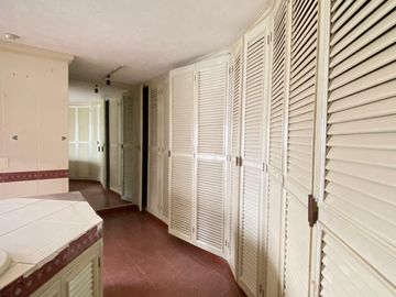 COSTA DE ORO, Casa en VENTA de una planta con desniveles, con doble frente, cerca de la playa