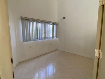 COSTA DE ORO, Casa en VENTA de una planta con desniveles, con doble frente, cerca de la playa