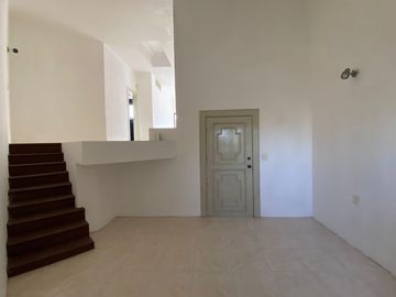 COSTA DE ORO, Casa en VENTA de una planta con desniveles, con doble frente, cerca de la playa