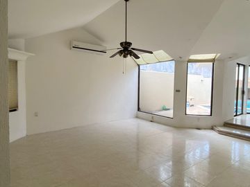 COSTA DE ORO, Casa en VENTA de una planta con desniveles, con doble frente, cerca de la playa