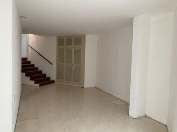 COSTA DE ORO, Casa en VENTA de una planta con desniveles, con doble frente, cerca de la playa