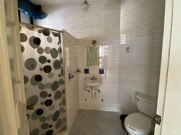 COSTA DE ORO, Casa en VENTA de una planta con desniveles, con doble frente, cerca de la playa