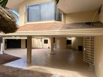 COSTA DE ORO, Casa en VENTA de una planta con desniveles, con doble frente, cerca de la playa