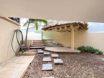 COSTA DE ORO, Casa en VENTA de una planta con desniveles, con doble frente, cerca de la playa