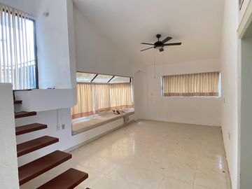 COSTA DE ORO, Casa en VENTA de una planta con desniveles, con doble frente, cerca de la playa