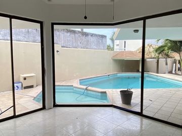 COSTA DE ORO, Casa en VENTA de una planta con desniveles, con doble frente, cerca de la playa