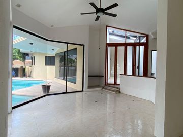 COSTA DE ORO, Casa en VENTA de una planta con desniveles, con doble frente, cerca de la playa