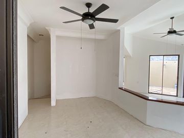 COSTA DE ORO, Casa en VENTA de una planta con desniveles, con doble frente, cerca de la playa