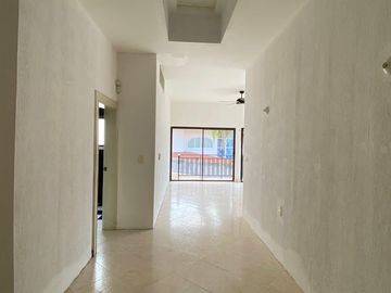 COSTA DE ORO, Casa en VENTA de una planta con desniveles, con doble frente, cerca de la playa