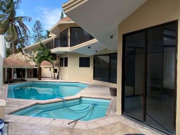 COSTA DE ORO, Casa en VENTA de una planta con desniveles, con doble frente, cerca de la playa