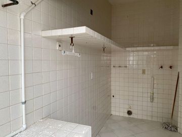 COSTA DE ORO, Casa en VENTA de una planta con desniveles, con doble frente, cerca de la playa