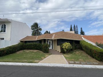 COSTA DE ORO, Casa en VENTA de una planta con desniveles, con doble frente, cerca de la playa