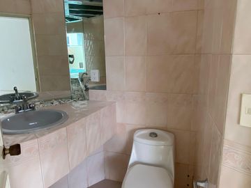COSTA DE ORO, Casa en VENTA de una planta con desniveles, con doble frente, cerca de la playa