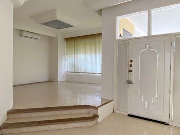 COSTA DE ORO, Casa en VENTA de una planta con desniveles, con doble frente, cerca de la playa