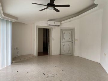 COSTA DE ORO, Casa en VENTA de una planta con desniveles, con doble frente, cerca de la playa