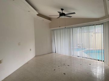 COSTA DE ORO, Casa en VENTA de una planta con desniveles, con doble frente, cerca de la playa