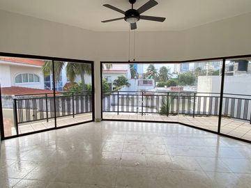 COSTA DE ORO, Casa en VENTA de una planta con desniveles, con doble frente, cerca de la playa
